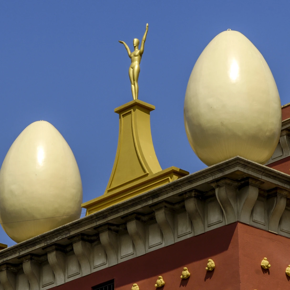 Ruta els codis dalinians a Figueres